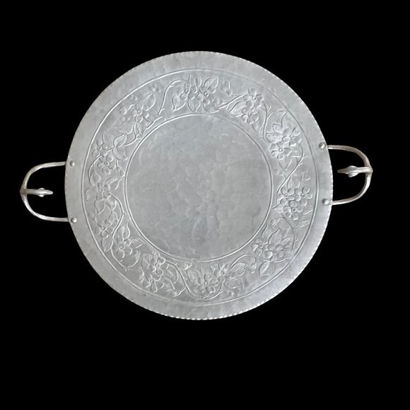 Vtg Everlast Hammered Aluminum Floral Motif Round Serving Tray Scrolled Handles - Picture 1 of 8
